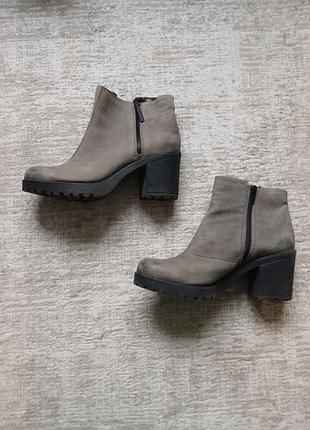 Женские демисезонные ботинки