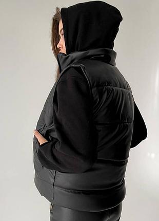 Демисезонный утепленный кожаный жилетка на силиконе с высоким воротом и карманами стеганый