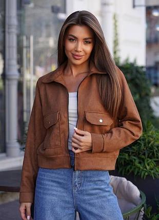 Зручний бомбер із замши на мікродайвінгу без підкладки на блискавці з карманами