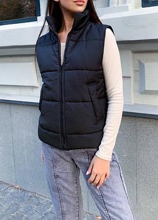 Демисезонный матовый утепленный жилетка на силиконе с высоким воротом и карманами стеганый