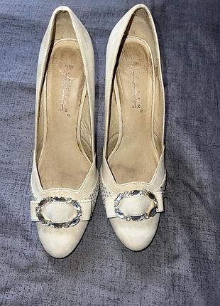 Туфлі на каблуку жіночі