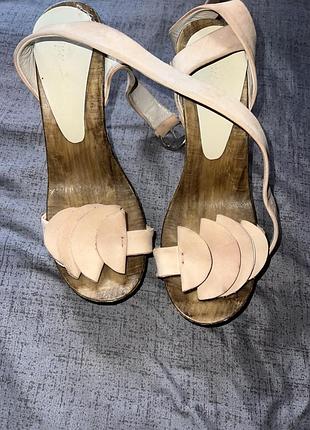 Босоніжки на каблуку з дерева