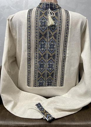 Стильна чоловіча вишиванка ручноі роботи на сірому льоні. ч-2134