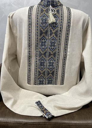 Стильна чоловіча вишиванка ручноі роботи на сірому льоні. ч-2134