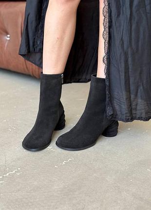 Замшеві жіночі чорні черевики на підборах ботильони з натуральної замші