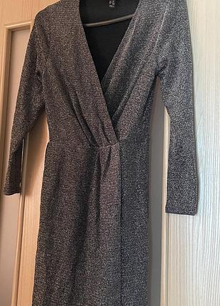 Блискуча сукня