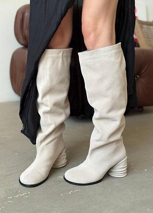Замшеві світло бежеві чоботи труби на підборах з натуральної замші