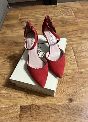 Продам красные босоножки