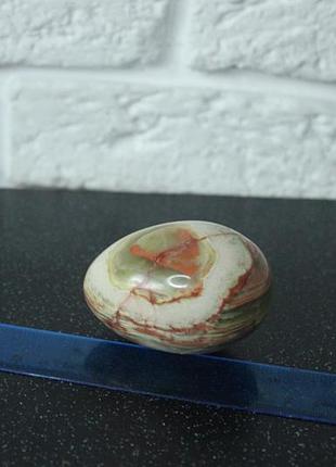 Натуральний камінь у формі яйця