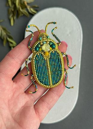 Брошка з бісеру жук