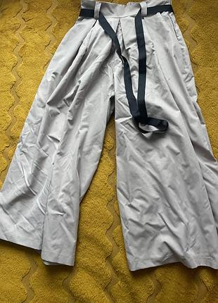 Жіночі штани з дуже широкими штанками та поясом