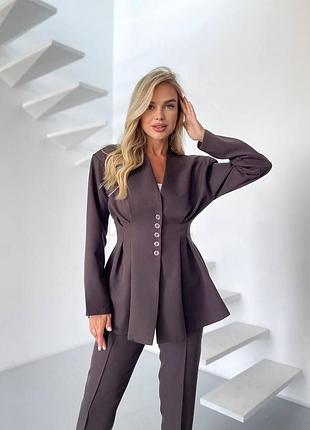 Елегантний жіночий костюм піджак з плечиками розкльошений по низу та класичні брюки прямого крою з резинкою позаду