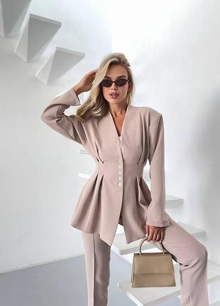 Елегантний жіночий костюм піджак з плечиками розкльошений по низу та класичні брюки прямого крою з резинкою позаду