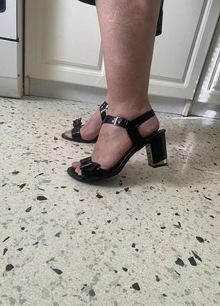 Босоножки из натуральной кожи лаковые кожаные