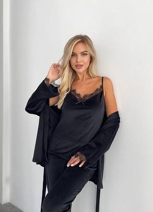 Домашній велюровий комплект трійка короткий халатик з поясом та декоративним мереживом на рукавах майка на бретелях та штани вільного крою на резинці