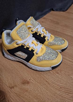 Кроссовки женские