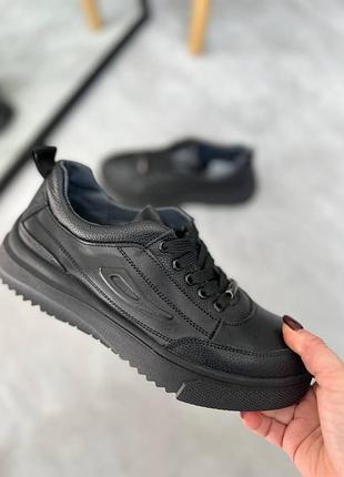 Кроссовки женские