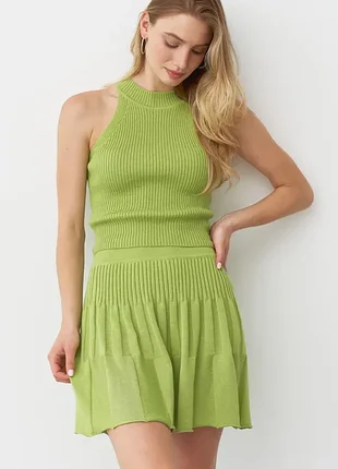 Зелений облягаючий топ у рубчик