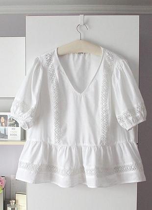 Біла блуза з мереживом та вишивкою від f&f