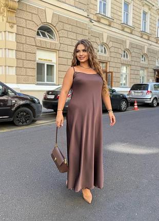 Ніжна атласна сукня довга на бретелях з регуляторами