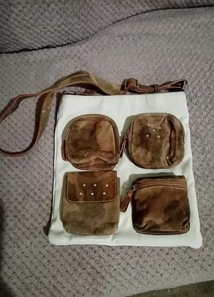 Невелика сумка на довгому ремінці. з незвичайними кишенями.