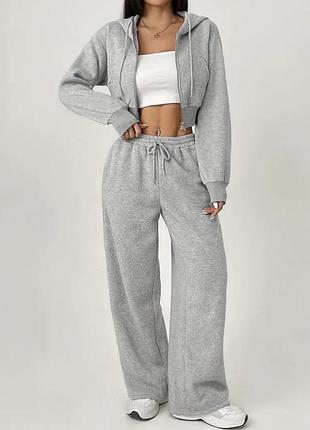 Сірий спортивний костюм з укороченою худі та широкими штанами