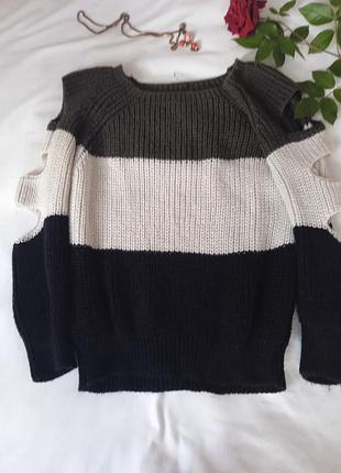 Кофта с прорезями на рукавах