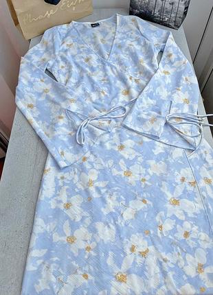 Платье голубое белое принт на запах