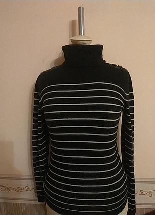 Гарний, ригінальний, в'язаний гольф у смужку з прикрасою на плечах.фірмовий, теплий, приємний.