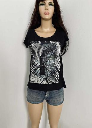 Черная футболка