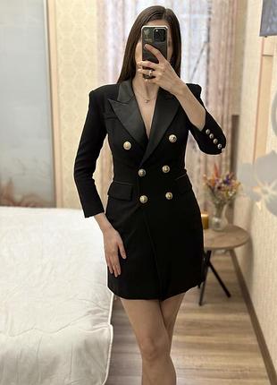 Итальянское черное мини платье-пиджак с золотыми пуговицами