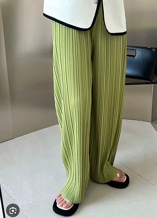 Трендовые брюки плиссе салатовые