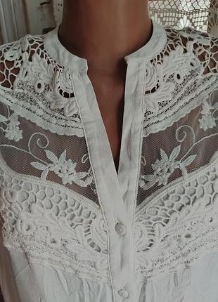 Нежная блуза с красивым кружевом и рукавами.