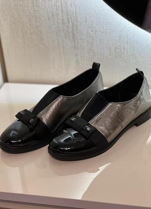 Жіночі туфлі із срібними та лаковими вставками , 38 розмір