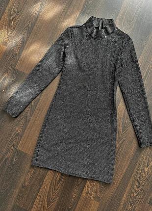 Блискуча сукня