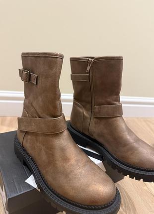 Чоботи , черевики