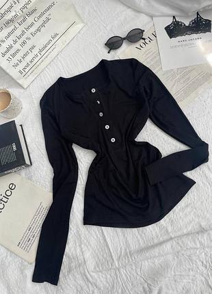 Базовий лонгслів з віскози на ґудзиках дуже зручний