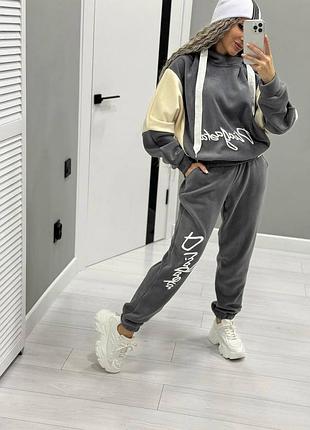 Теплый женский брючный прогулочный костюм