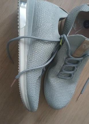 Кроссовки со стразами. новые. цвет  насыщенный. размер 40 по стельке 26 см.