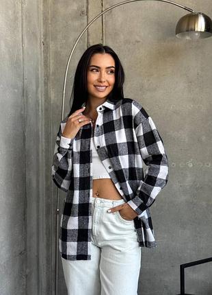 Комфортна тепла байкова сорочка в клітинку вільного крою на ґудзиках