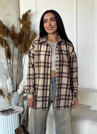 Комфортна тепла байкова сорочка в клітинку вільного крою на ґудзиках