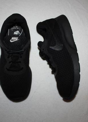 Кроссовки фирмы nike 37,5 размера по стельке 24 см.