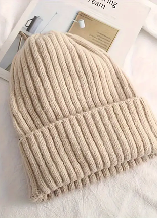 Шапка жіноча з відворотом, осінь, весна