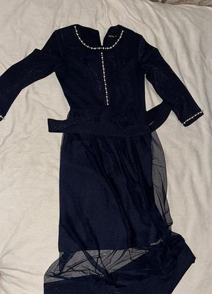 Красива темно-синя сукня