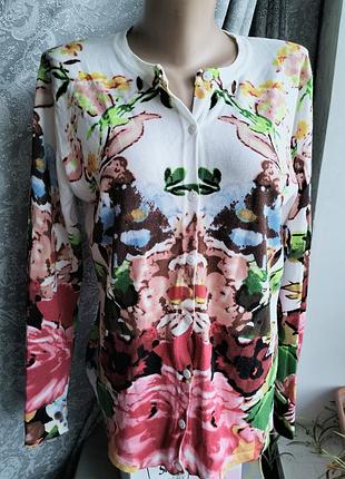 Яркая кофта с цветочным принтом на пуговицах