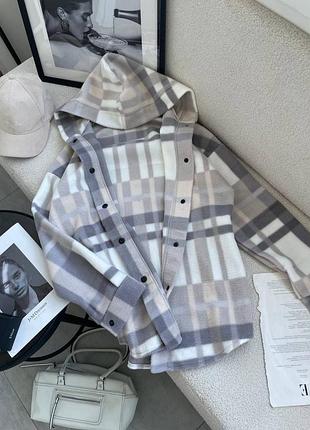 Тепла флісова сорочка з капюшоном в клітинку та застібкою на кнопках