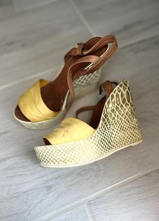 Босоніжки на танкетці