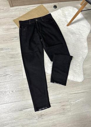 Чорні мом джинси