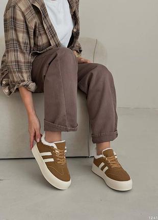 Кросівки жіночі