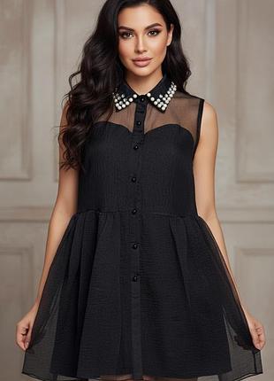 Чорна сукня з цікавим комірцем